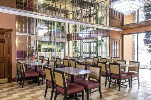 Un restaurante o sitio para comer en Rodeway Inn Capri