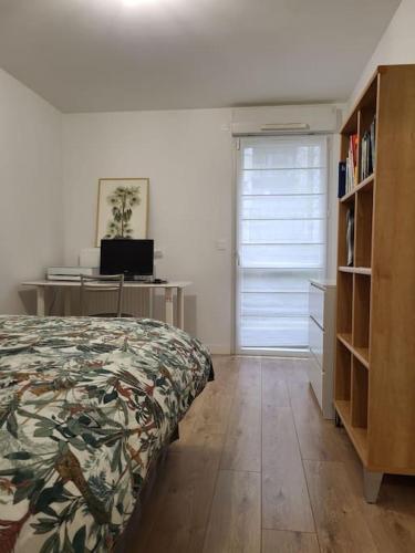 - une chambre avec un lit, un bureau et un placard dans l'établissement Logement entier - Chez Benjamin, à Nantes