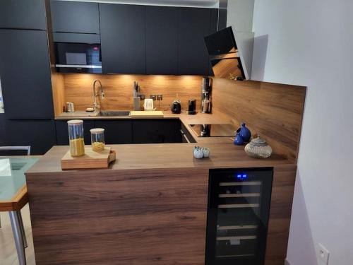- une cuisine avec un comptoir en bois et un évier dans l'établissement Logement entier - Chez Benjamin, à Nantes