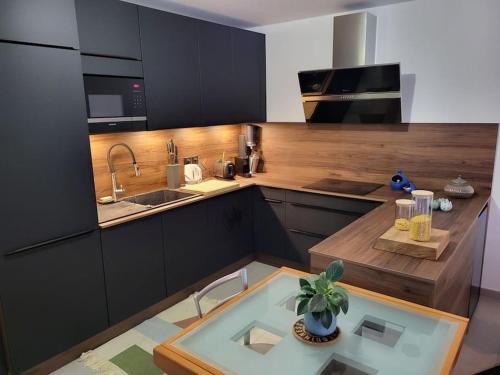 d'une cuisine avec un plan de travail et un plan de travail. dans l'établissement Logement entier - Chez Benjamin, à Nantes