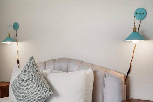 Ruang duduk di Charming 2BR 1Bath SofaBed with Mountain Sunset and Ocean Views