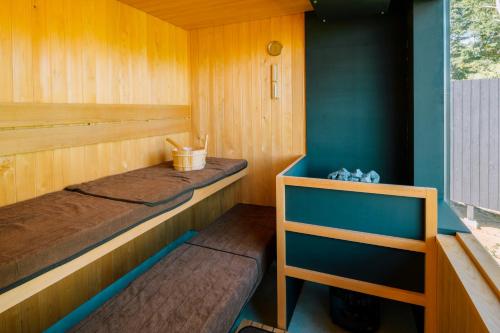 a sauna with two bunk beds and a window at 女性のための森サウナ 一棟貸し宿 SORA 宙 Forest sauna villa SORA in Komoro