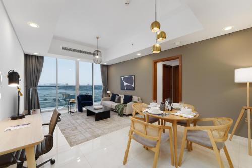Maison Privee - Modern Business Bay Retreat with Dubai Canal Views