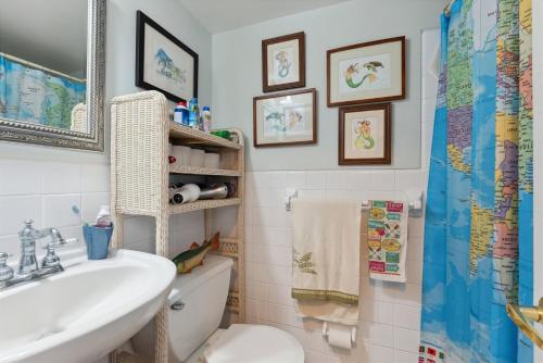 Un baño con lavabo, inodoro y espejo. en 7203 Atlantic Ave, Unit 205, en Wildwood Crest