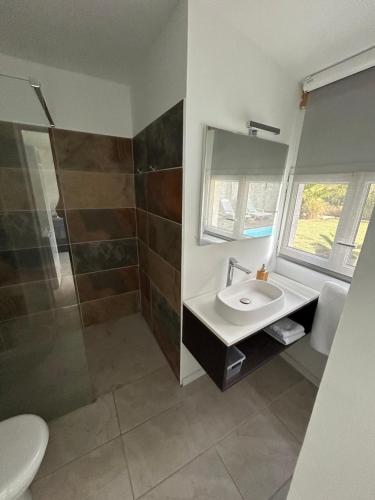 een badkamer met wastafel en douche bij En Plein cœur des calanques à 800 m de la mer in Le Rove