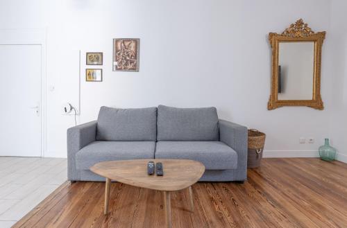 a living room with a couch and a coffee table at Appartement moderne , trevoux centre historique in Trévoux