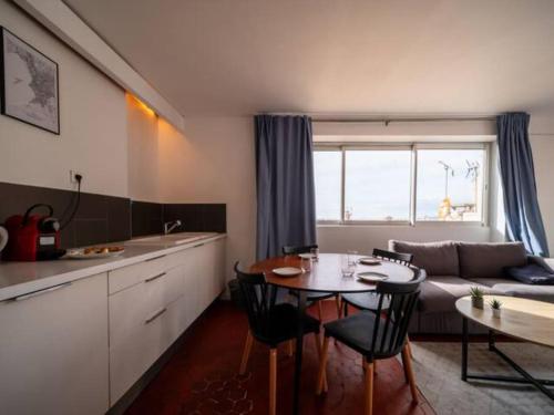 une cuisine et un salon avec une table et un canapé dans l'établissement Appartement 5 couchages Gare St Charles Joliette, à Marseille
