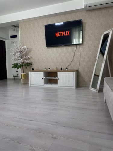 a hotel lobby with a television on the wall at Apartament în regim in Pantelimon