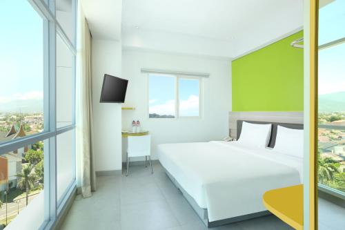 Postel nebo postele na pokoji v ubytování Amaris Hotel Padang
