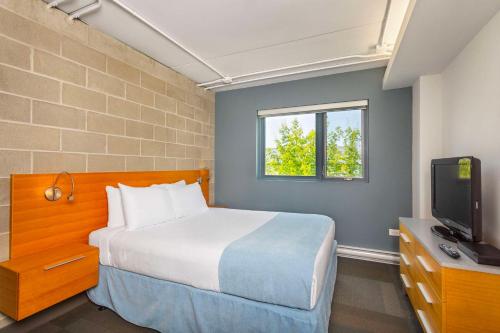 Postel nebo postele na pokoji v ubytování Barker Suites Southport