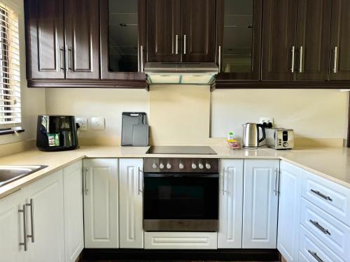 Kuchyň nebo kuchyňský kout v ubytování Robyns Nest Self Catering Cottage No4