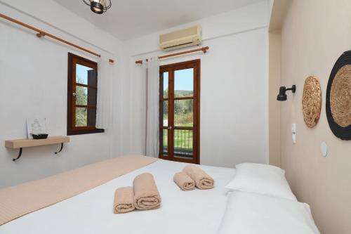 Postel nebo postele na pokoji v ubytování Skopelos Evergreen Apartments