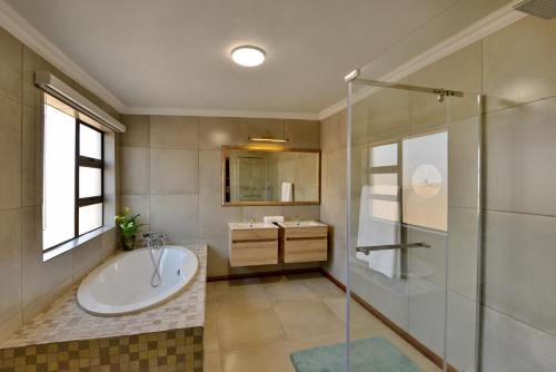 Bilik mandi di R'new at Vaal - Dam Fine Accommodation