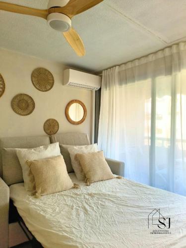 une chambre avec un lit avec un ventilateur de plafond dans l'établissement Très bel Appartement Le Santa Lucia à SAINT-RAPAËL - Confort, Climatisation et Vue mer !, à Ampuis