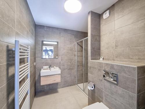 une salle de bain avec un lavabo et des toilettes dans l'établissement Sika-appartement-6pers-Jacuzzi, aux Gets