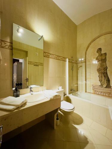 a bathroom with a sink and a toilet and a tub at SOLAR DOS FRADES in Ferreira do Alentejo