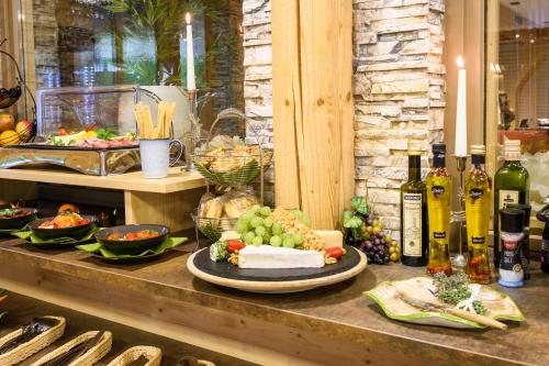 a table with a plate of food and bottles of wine at Lorenzer Schlafstubn/Haus Wanderl in Sankt Lorenzen im Mürztal
