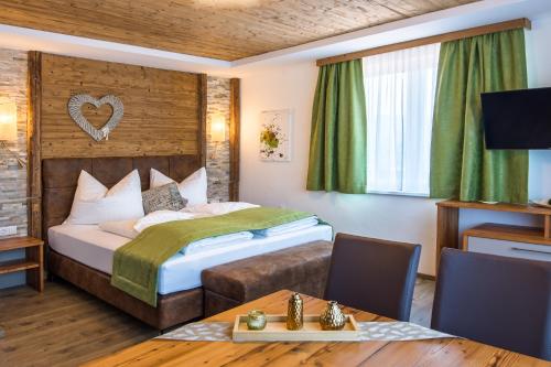 Postel nebo postele na pokoji v ubytování Lorenzer Schlafstubn/Haus Wanderl