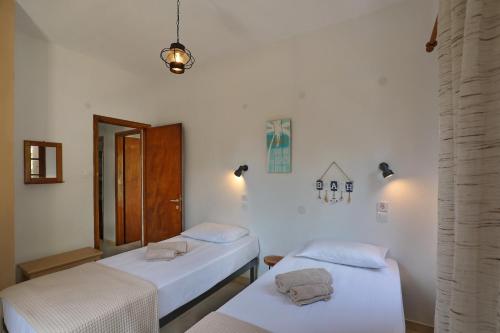 Postel nebo postele na pokoji v ubytování Skopelos Evergreen Apartments