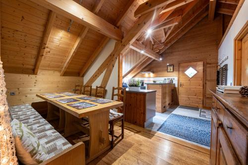 - une cuisine et une salle à manger dans une cabane en rondins dans l'établissement Locdecharme, à Les Clefs