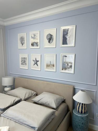 En eller flere senge i et værelse på LTS RENT Luxury&Comfortable Blue Residence Angielska Grobla