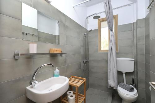 Koupelna v ubytování Skopelos Evergreen Apartments
