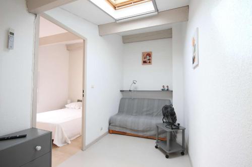une chambre avec un lit et une table dans une pièce dans l'établissement Villa plein sud, 4 couchages, en résidence LES ONDINES avec piscine commune, 500 m de la mer LROND28, à Portiragnes