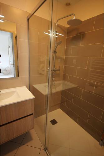 une salle de bain avec douche et lavabo dans l'établissement Villa plein sud, 4 couchages, en résidence LES ONDINES avec piscine commune, 500 m de la mer LROND28, à Portiragnes