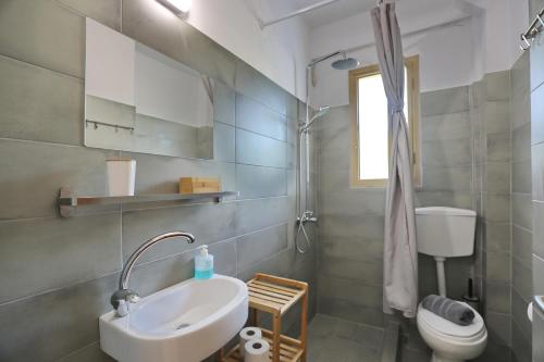 Koupelna v ubytování Skopelos Evergreen Apartments