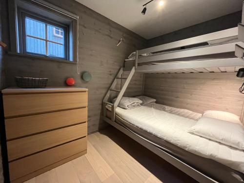 a bedroom with two bunk beds and a window at Funäsdalsporten Funäsdalen in Funäsdalen