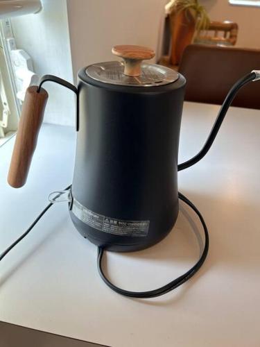 a black tea kettle sitting on a table at 三国サンセットハウス in Tōjimbō