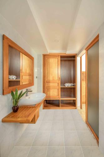 a bathroom with a tub and a sink at Trân Châu Beach & Resort in Ba Ria
