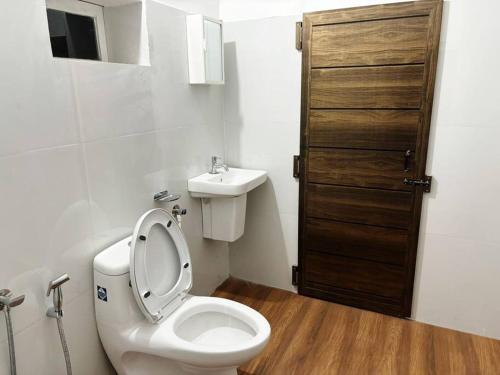 カンヌールにあるNitara Beach Houseのトイレと洗面台付きのバスルーム