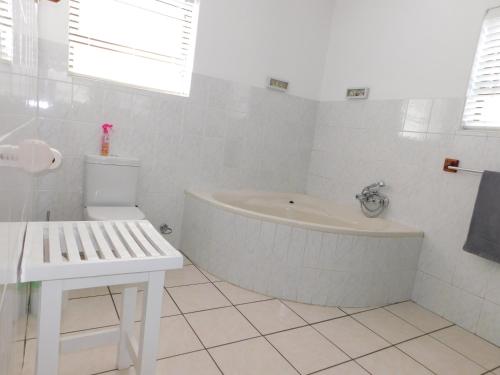 Ένα μπάνιο στο Rivertides Self Catering Guest House