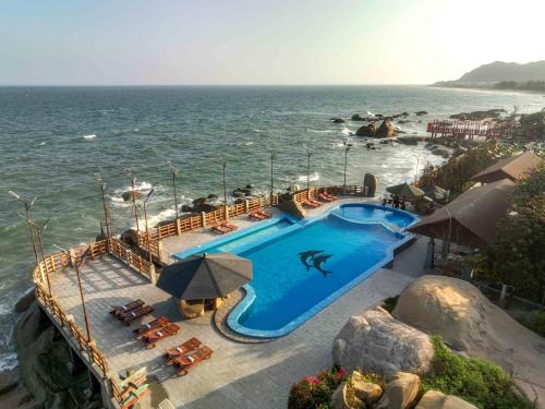 Bazén v ubytování Trân Châu Beach & Resort nebo v jeho okolí
