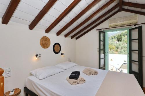 Postel nebo postele na pokoji v ubytování Skopelos Evergreen Apartments