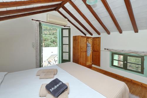 Postel nebo postele na pokoji v ubytování Skopelos Evergreen Apartments