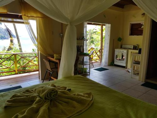 TV a/nebo společenská místnost v ubytování CARPE DIEM VILLA "Studio Apartment" Caribbean Sea views even from the Beds