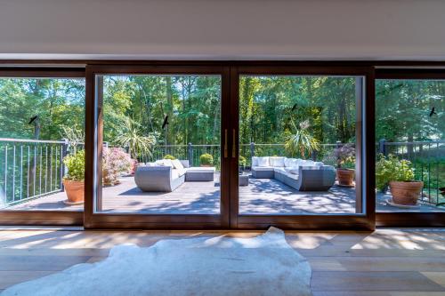 a room with sliding glass doors looking out onto a patio at Waldhütte in Telekes