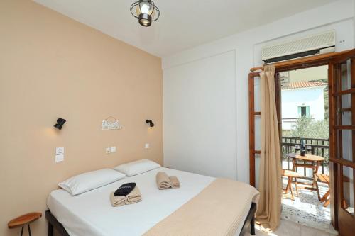 Postel nebo postele na pokoji v ubytování Skopelos Evergreen Apartments