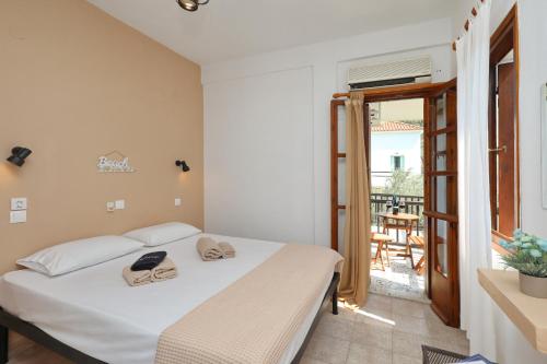 Postel nebo postele na pokoji v ubytování Skopelos Evergreen Apartments