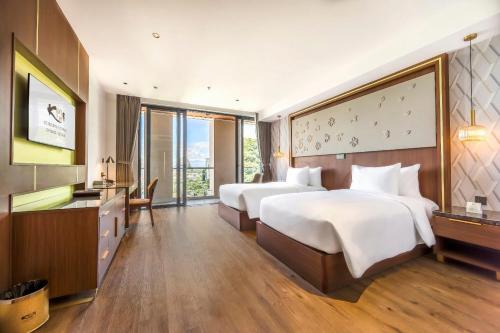 Postel nebo postele na pokoji v ubytování KOI Resort & Residence Da Nang