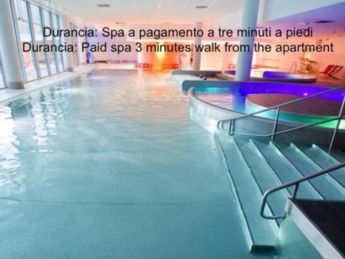 - une piscine dans un bâtiment avec piscine dans l'établissement Chalmettes Lune Étoilée, à Montgenèvre