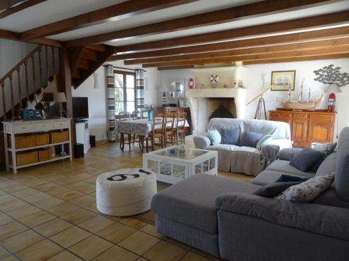 un salon avec deux canapés et une table dans l'établissement La Nout - Maison 8 personnes Bois-Plage-en-Ré, au Bois-Plage-en-Ré