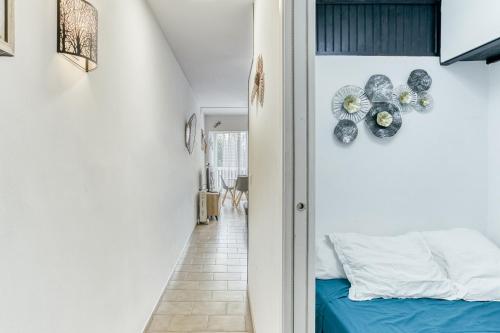 une chambre avec un lit bleu et un couloir dans l'établissement Bord de mer Empuriabrava, à Empuriabrava