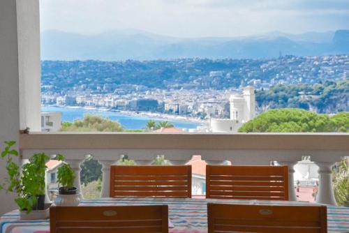 un balcon avec une table et des chaises et une vue dans l'établissement Villa Vistamar Appartement avec terrasse & vue mer, à Nice