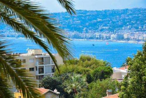 - une vue sur l'océan depuis un palmier dans l'établissement Villa Vistamar Appartement avec terrasse & vue mer, à Nice