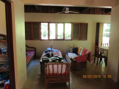a living room with a table and a couch at Villa Pura Vida in Sándalo