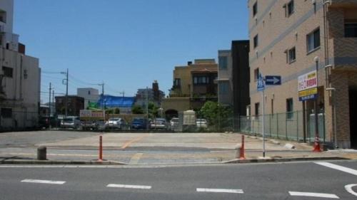 熊谷市にあるホテルニューネオの建物のある都市の空き駐車場