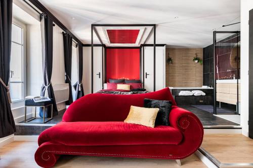 - un canapé rouge dans une chambre dans l'établissement Suite Jean Jaurès - Love Room, à Saint Etienne